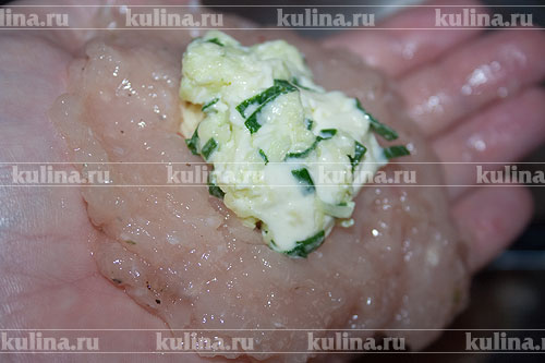 Куриные котлеты с сырной начинкой и с соусом Берем фарш, раскладываем его на мокрой ладони, выкладываем небольшое количество начинки.