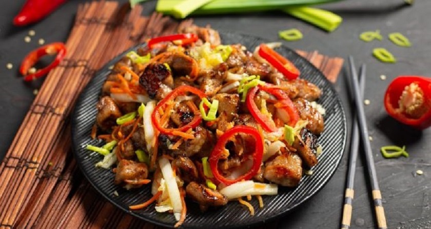 Теплый салат с курицей: с корейской морковкой и пекинской капустой
