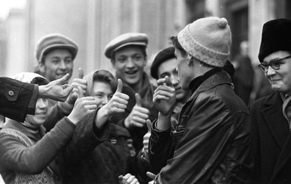 Студенты. Игра «Отгадай, кто?». Всеволод Тарасевич, 1963–1964 гг., Москва, из архива МАММ/МДФ.