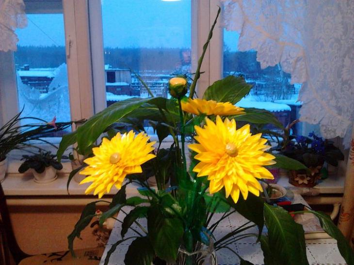 Георгины из пластиковых бутылок Георгины из пластиковых бутылок
