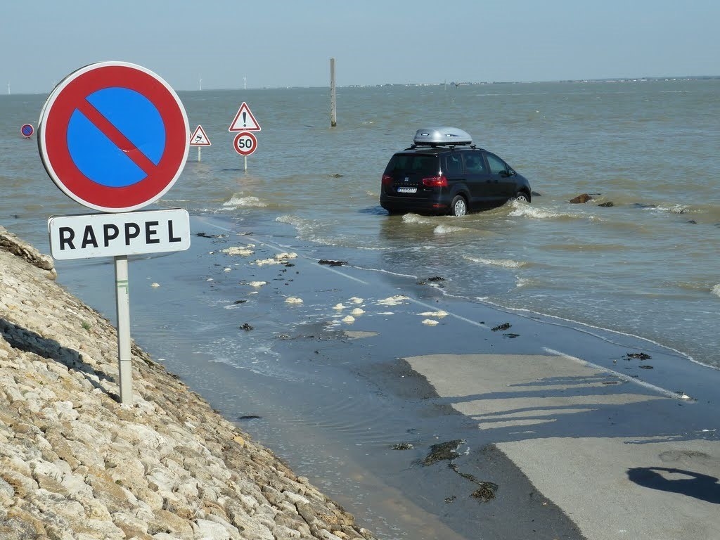 Автомобильная дорога, которая уходит под воду Автомобильная дорога, которая уходит под воду