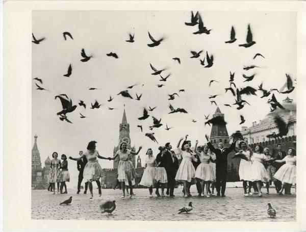Выпускники московских школ на Красной площади. Владимир Лагранж, 1962 г., Москва, из архива МАММ/МДФ.
