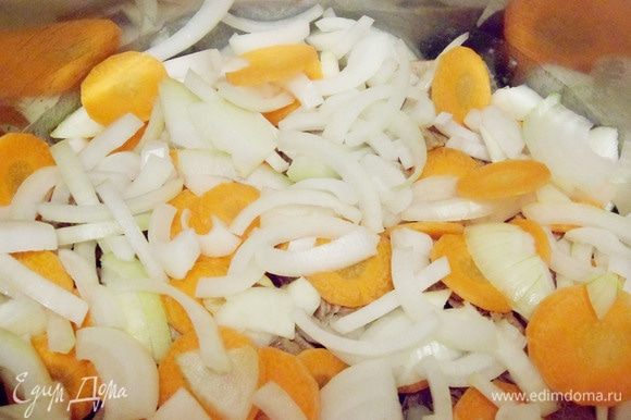 Поверх мяса выложить морковь и лук. Поверх мяса выложить морковь и лук.