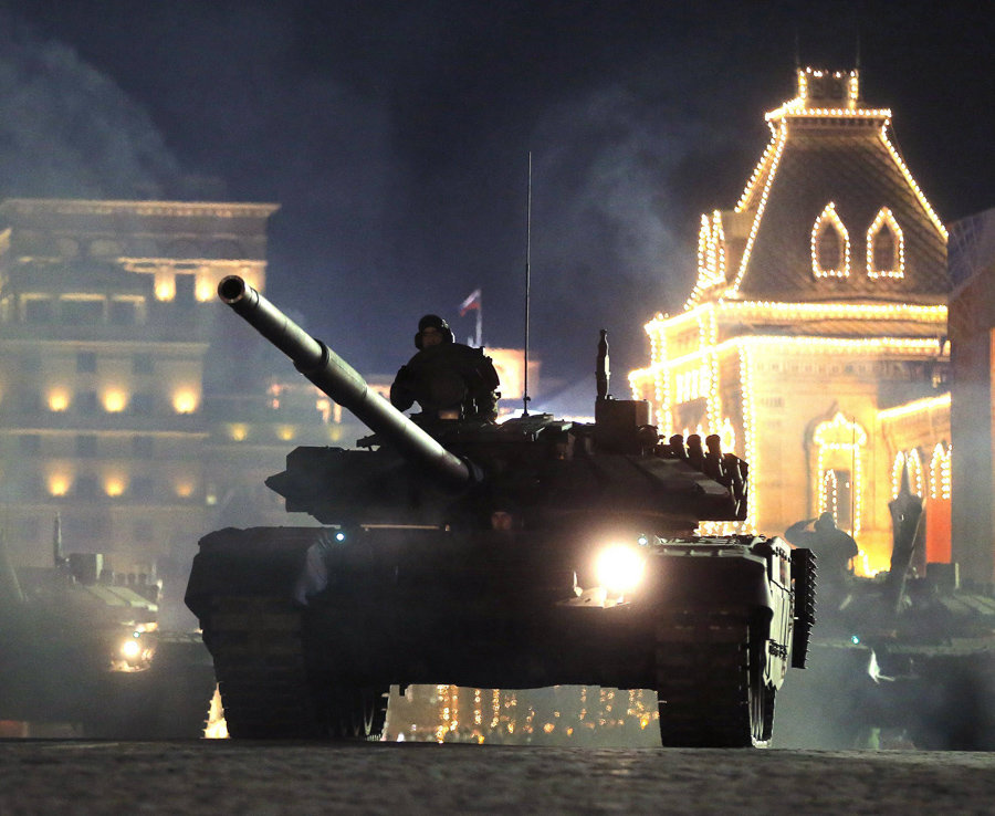 Российский танк Т-72 проходит в центре Москвы A Russian T-72 tank rolls through central Moscow