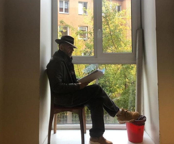 Шнуров купил квартиру пенсионерке, которая 30 лет прожила в конюшне Шнуров купил квартиру пенсионерке, которая 30 лет прожила в конюшне