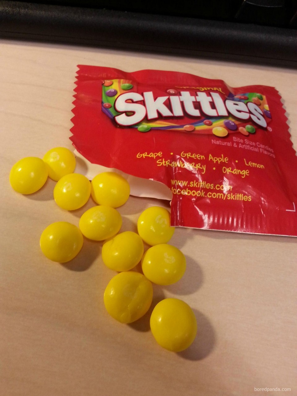 В пакете разноцветных драже Skittles почему-то оказались исключительно желтые конфетки В пакете разноцветных драже Skittles почему-то оказались исключительно желтые конфетки дурная шутка, еда, не повезло, несъедобное, неудача, пища, продукты, смешно
