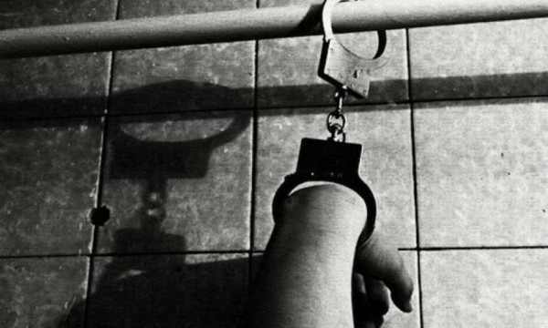 Мужчина погиб, обварившись кипятком из батареи, к которой его наручниками пристегнул полицейский Мужчина погиб, обварившись кипятком из батареи, к которой его наручниками пристегнул полицейский