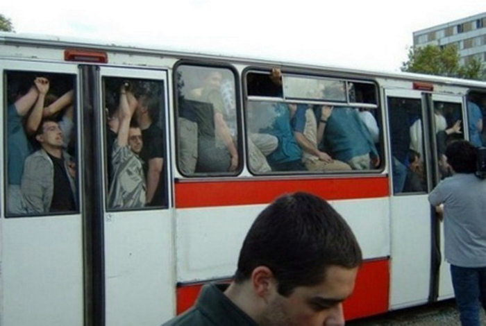 Автобусы сближают людей. Автобусы сближают людей.