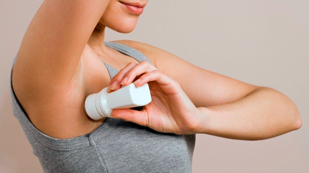 Названы четыре причины неприятного запаха пота