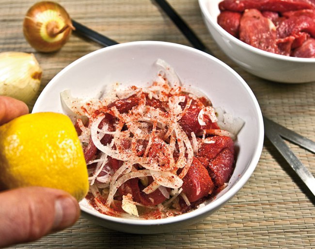 маринование другой части мяса для шашлыка-косички маринование другой части мяса для шашлыка-косички