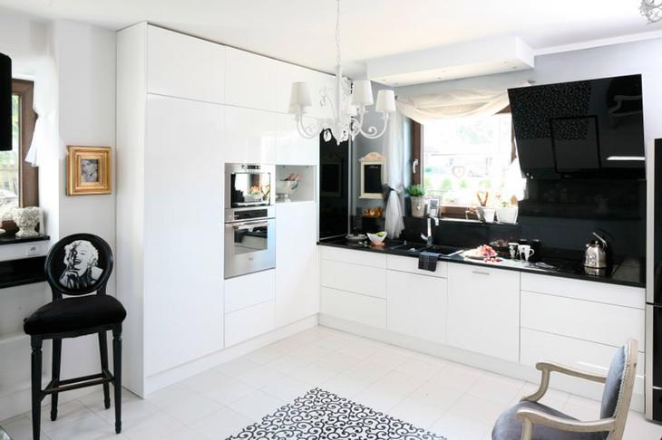 Интерьер черно белой кухни в парижском стиле