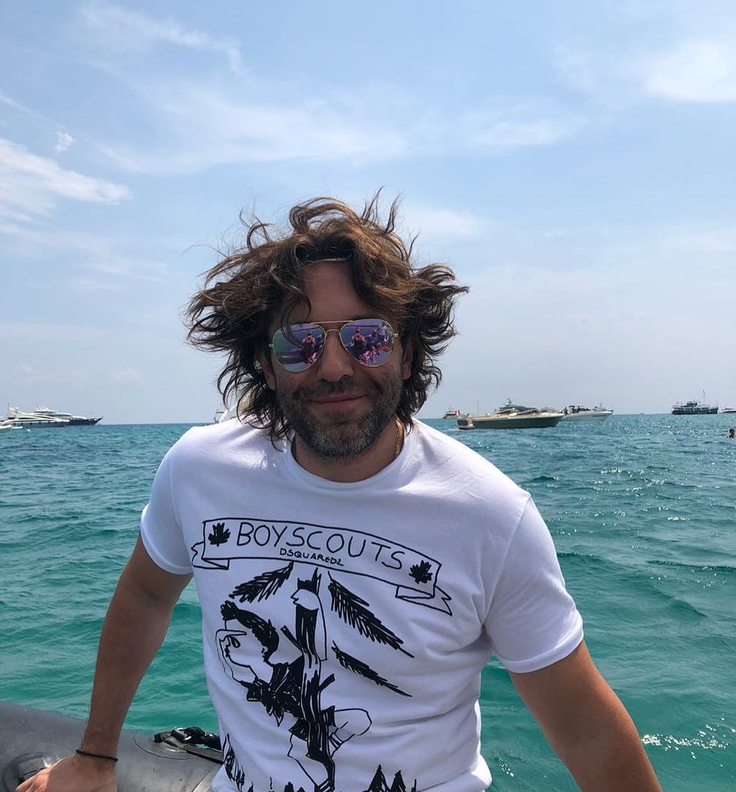 Смотреть Андрей Малахов наконец показал всем свою жену. Не упадите, увидев ее видео Смотреть Андрей Малахов наконец показал всем свою жену. Не упадите, увидев ее видео