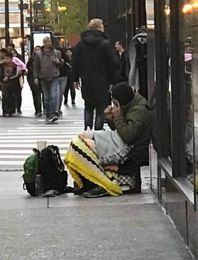 Бездомный и кот «Сам не съем – отдам котику!»: бездомный мужчина, не имея ни гроша в кармане, заботится о бродячем коте