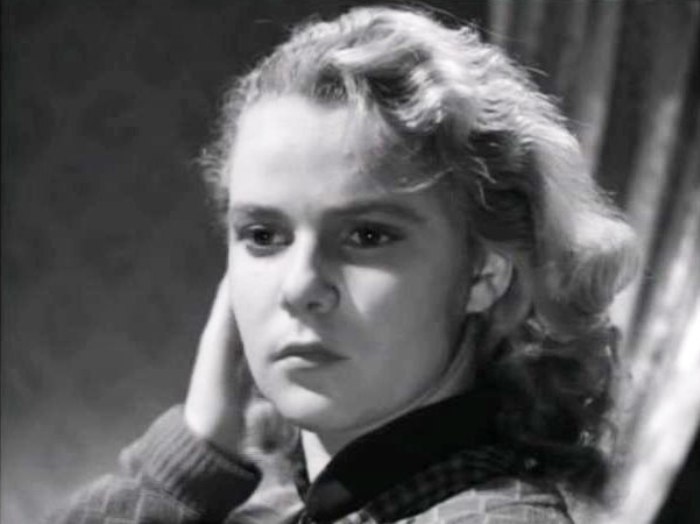 Нина Иванова в фильме *Весна на Заречной улице*, 1956 | Фото: kino-teatr.ru Мгновение славы и годы забвения Нины Ивановой: Почему звезда фильма «Весна на Заречной улице» пропала с экранов