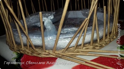 Добрый вечер !!! В Стране Мастеров очень много талантливых мастериц по плетению из трубочек .Глаза разбегаются от красоты.!!! Нравятся мне все работы!!! Мне еще далеко до них!!!.Поэтому я выбираю работы с подробным МК . Это дебют Представляю поднос, который я старалась повторить за мастером Ниной Михайловой фото 16