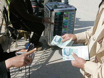 Уличный обмен валюты в Тегеране. Фото Reuters