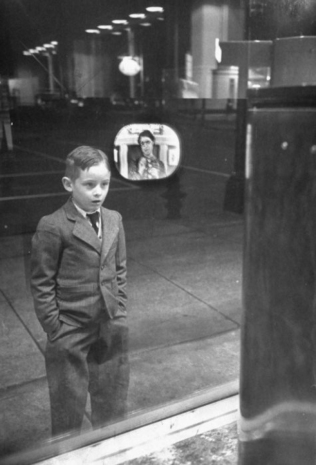 Мальчик в первый раз в жизни видит телевизор на витрине магазина, 1948 год