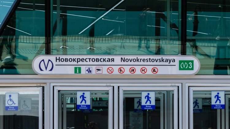 Штормовой ветер повредил крышу вестибюля станции метро «Новокрестовская» в Петербурге