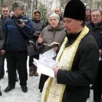 Полиция разогнала молящихся об открытии нового храма Полиция разогнала молящихся об открытии нового храма