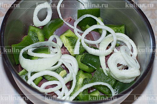 Мягкий шашлык из говядины Репчатый лук нарезать полукольцами и положить в миску к мясу и перцу.