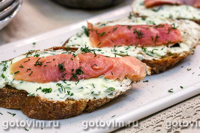Бутерброды с творожным сыром и красной рыбой. Фотография рецепта Бутерброды с творожным сыром и красной рыбой. Фотография рецепта