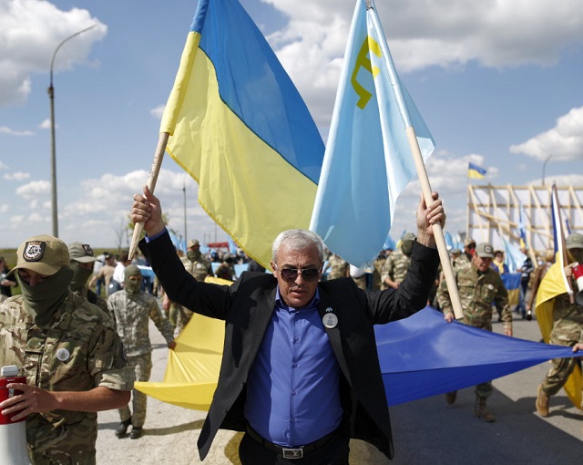 Шоу на границе с Крымом: «На колени перед Украиной» Шоу на границе с Крымом: «На колени перед Украиной»