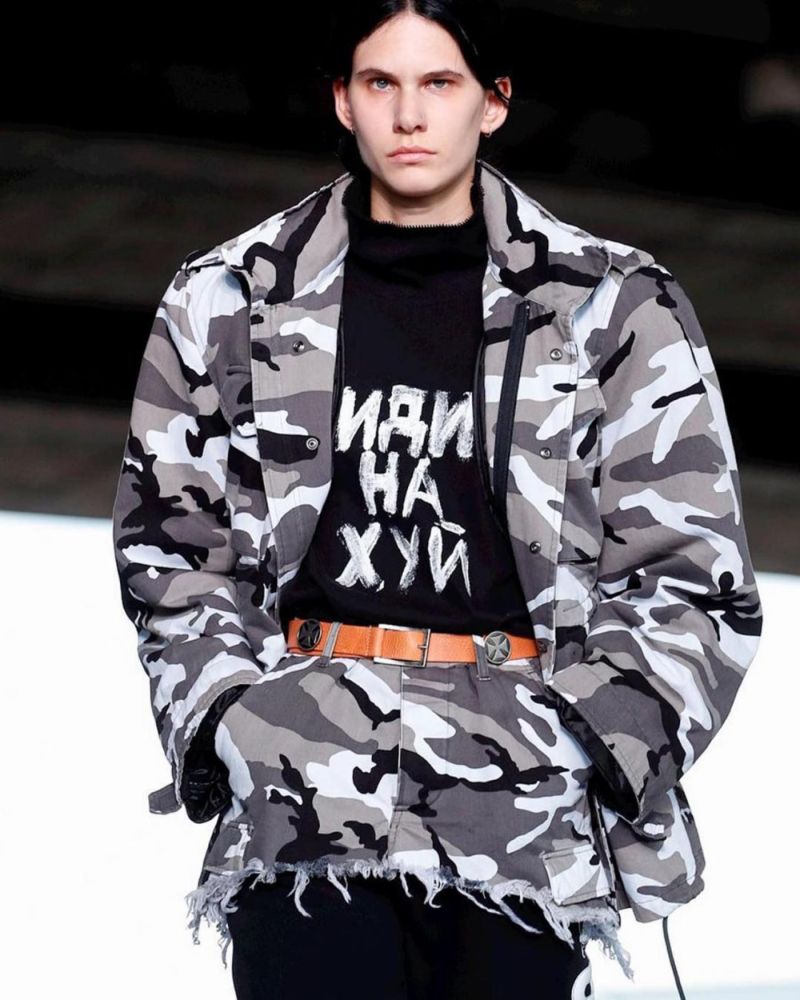 Новинка из зимней коллекции Vetements - футболка с надписью "Иди на х*й" за 20 тысяч рублей Новинка из зимней коллекции Vetements - футболка с надписью "Иди на х*й" за 20 тысяч рублей