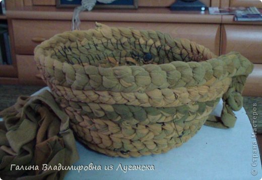 Мастер-класс Поделка изделие Моделирование конструирование Плетение Ваза-шкатулка из футболок МК Материал бросовый фото 9
