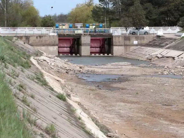 Жители Херсона собираются снести дамбу, перекрывающую подачу воды в Крым Жители Херсона собираются снести дамбу, перекрывающую подачу воды в Крым