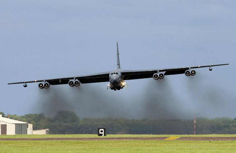 Три стратега В-52Н и один Boeing RC-135V 