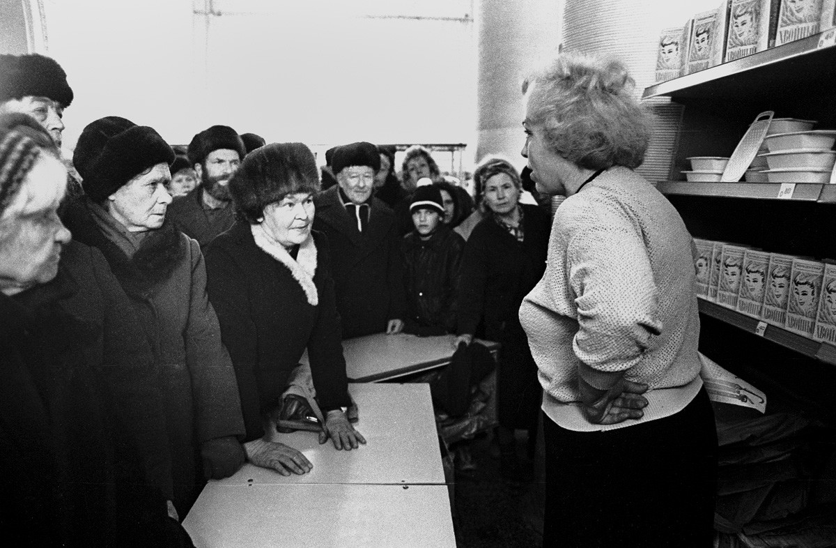 Друзья, а давайте вспомним как мы отмечали Новый год в СССР. Было интереснее тогда или сейчас? Друзья, а давайте вспомним как мы отмечали Новый год в СССР. Было интереснее тогда или сейчас?