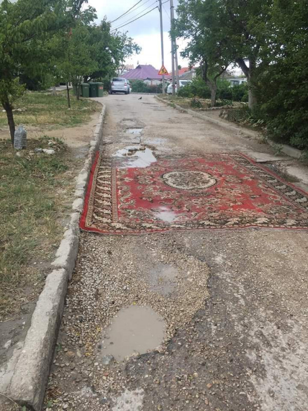 «Севавтодору» позор! В Севастополе ковёр закатали в асфальт