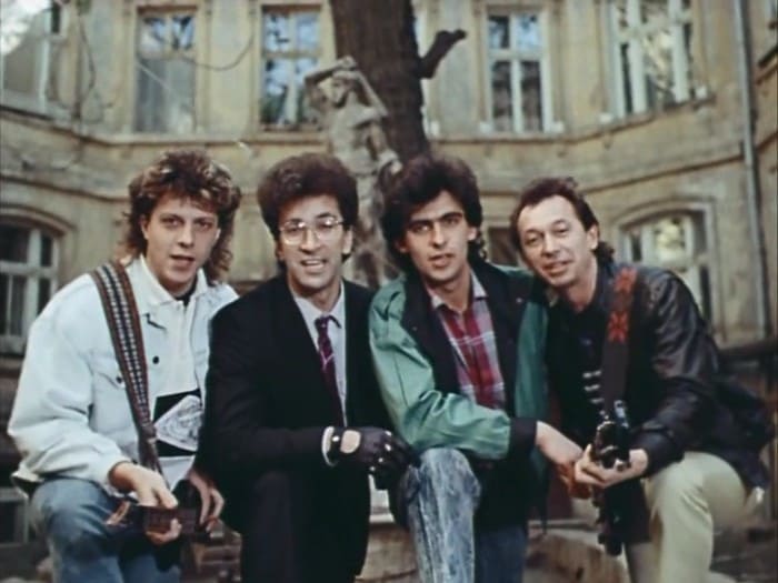 *Веселые ребята* в фильме *Приморский бульвар*, 1988 | Фото: kino-teatr.ru *Веселые ребята* в фильме *Приморский бульвар*, 1988 | Фото: kino-teatr.ru
