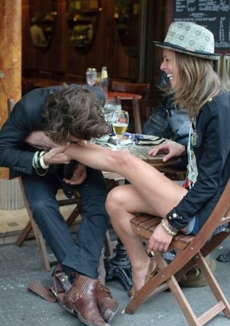 По законам в городе Хартфорде, штата Коннектикут, мужчинам запрещено целовать своих жен по воскресеньям.