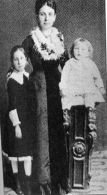 София Шлиман с дочерью Андромахой и сыном Агамемноном.