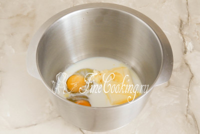 Шаг 3. В другой посуде соединяем молоко, куриные яйца и мягкое сливочное масло