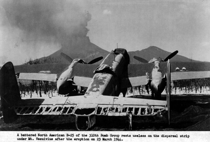 23 марта 1944 г. в результате извержения вулкана Везувий на близлежащем аэродроме Помпеи сгорели или получили серьезные повреждения 88 американских бомбардировщиков Б-25. Самые большие одномоментные потери бомберов за всю войну. история, ретро, фото