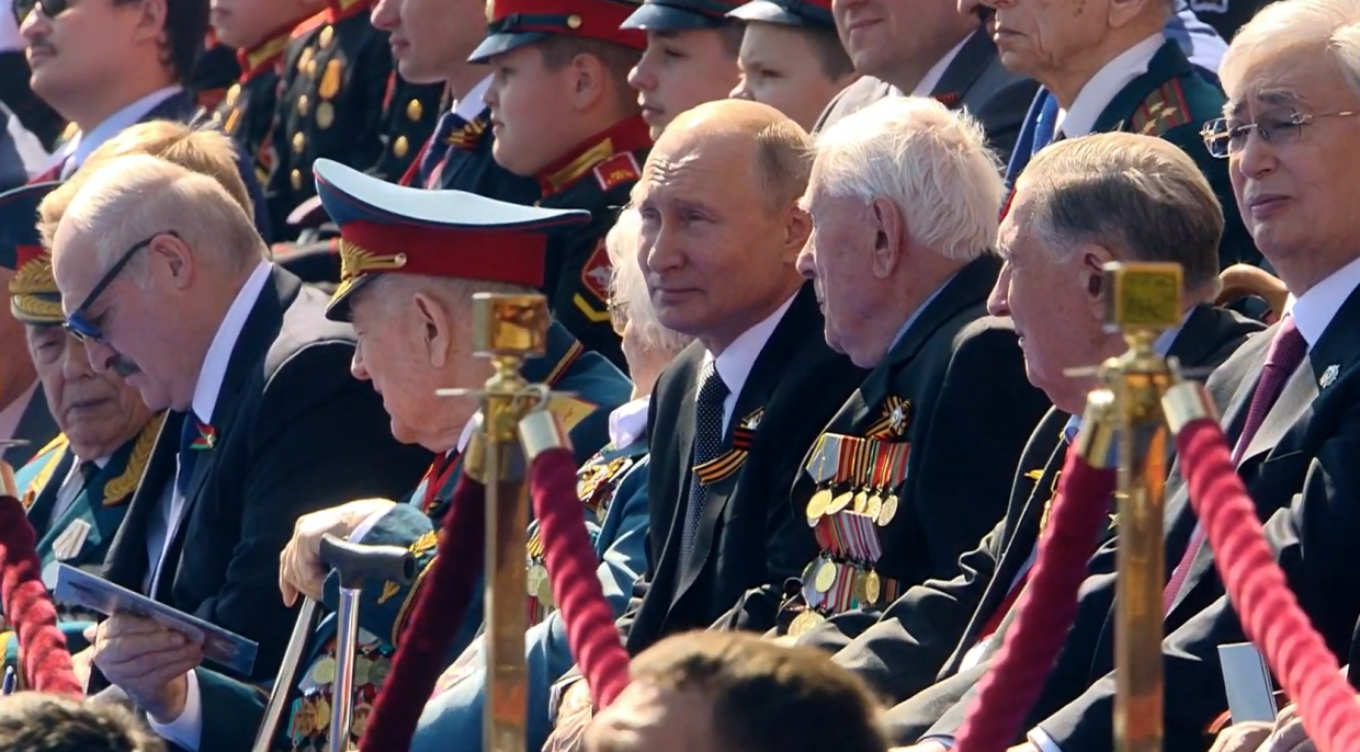 Странный человек на Параде Победы