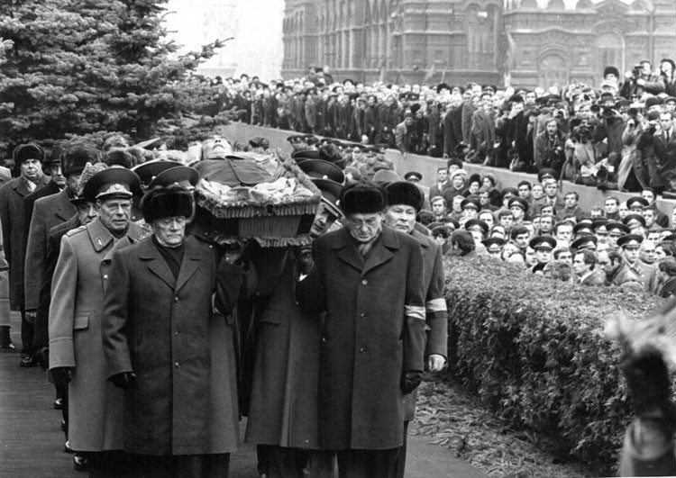 Похороны Брежнева. Похороны первых лиц: как хоронили Ленина, Сталина, Хрущева, Брежнева, Андропова Похороны Брежнева. Похороны первых лиц: как хоронили Ленина, Сталина, Хрущева, Брежнева, Андропова