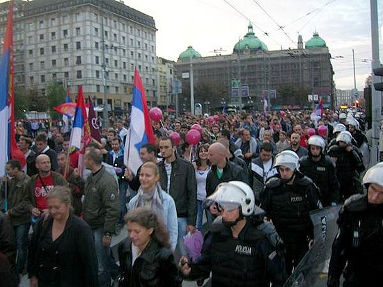Мирное шествие против гей-парада в Белграде