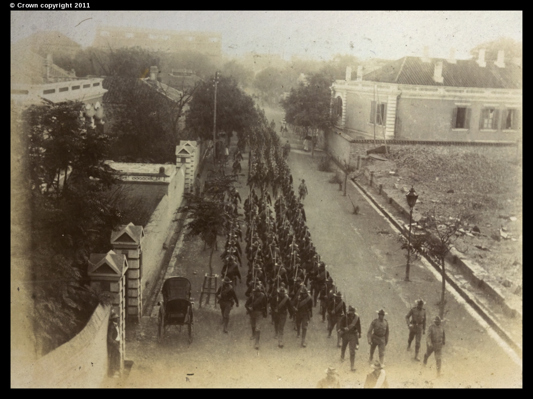 Союзные войска маршируют по Виктория-роуд Боксерское восстание. Союзные войска в Тяньцзине. 1900