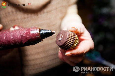 Очень красивая конфетная елочка из живых веток Очень красивая конфетная елочка из живых веток