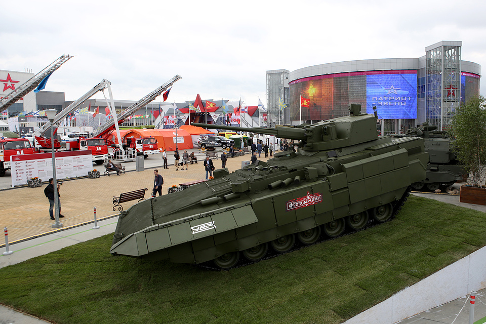 Боевая бронированная гусеничная машина Т-15 на базе универсальной гусеничной платформы "Армата" Марина Лысцева/ТАСС