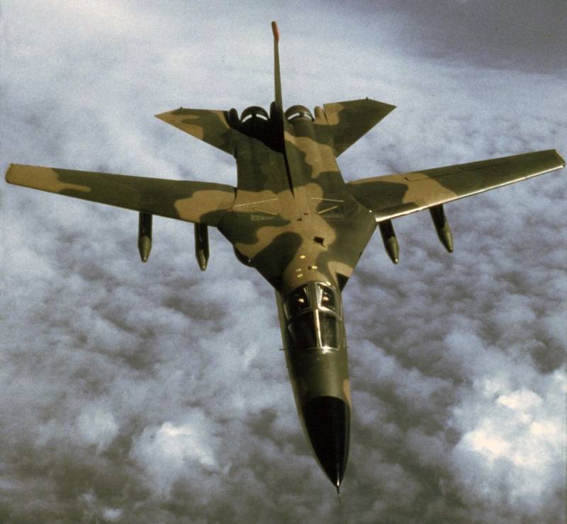 Тактический бомбардировщик General Dynamics F-111 Aardvark Тактический бомбардировщик General Dynamics F-111 Aardvark