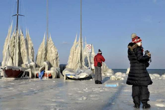 Набережная Женевского озера в Версуа, Швейцария. Мороз - гениальный художник природы, без рук творящий невероятные шедевры