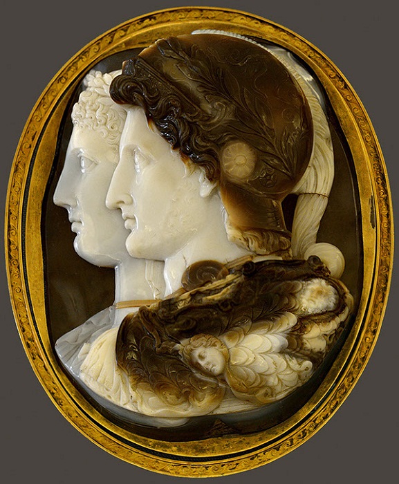 Птолемей II и Арсиноя (Камея Гонзага). Трехслойный сардоникс. III в. до н.э. 15,7 х 11,8 см х 3 см. Древний Египет, Александрия Античные драгоценности: Какие украшения носили императоры Древнего Рима