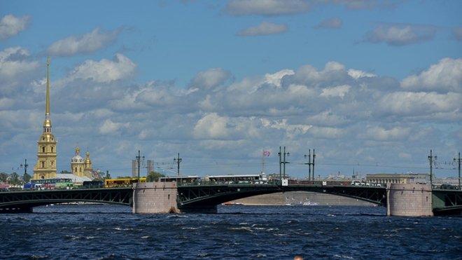 Ночная русалка: пьяную петербурженку, прыгнувшую с Дворцового моста, удалось доставить на берег