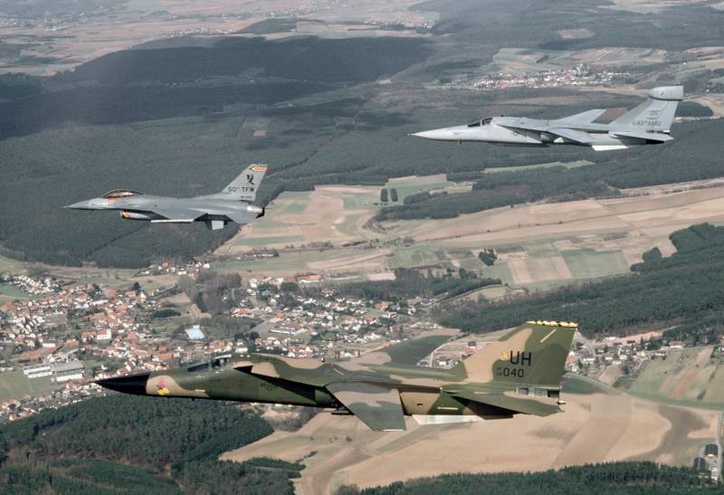 Тактический бомбардировщик General Dynamics F-111 Aardvark Тактический бомбардировщик General Dynamics F-111 Aardvark