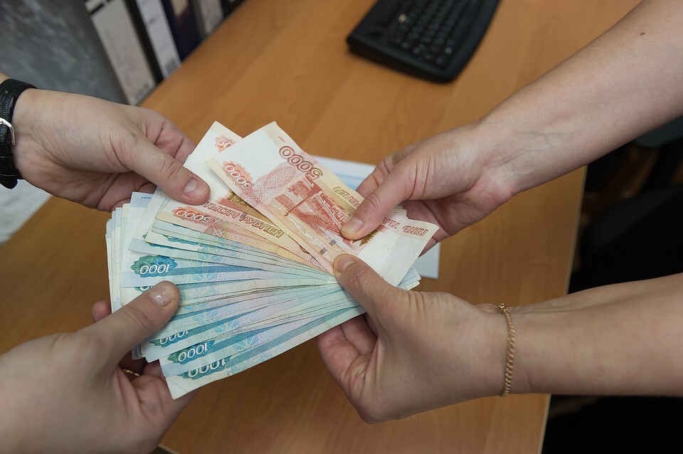 Порой за свои услуги «мастеру» заламывают совершенно неадекватные цены. Известны случаи, когда ремонт компьютера обходился доверчивой бабушке или дедушке в пять раз дороже покупки нового. Фото: Олег ЗОЛОТО