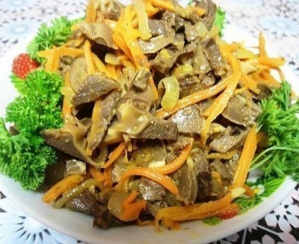 Попробуйте этот салат из куриных желудков…почти по корейски. Объедение.